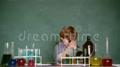 小学的孩子。 学生。 在学校实验室里学化学的小科学家。 生物实验